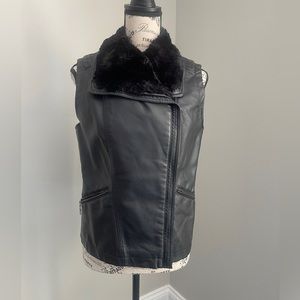 ROZ & ALI BLACK VEST.                           Bag 13